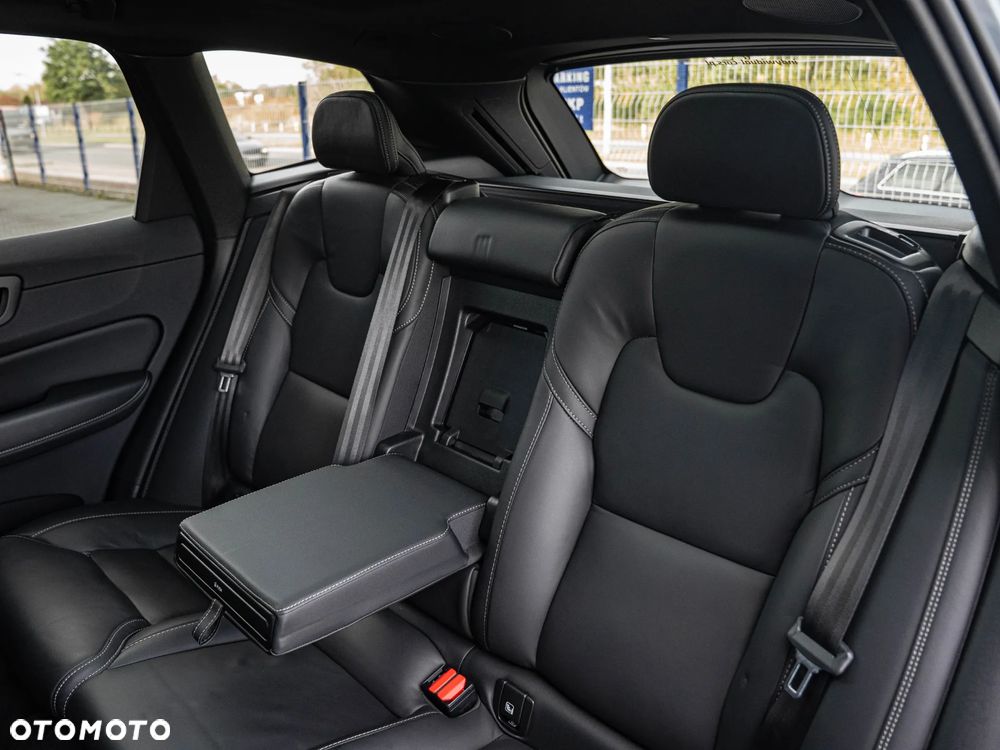 Volvo XC 60 B4 D Plus Dark - 27