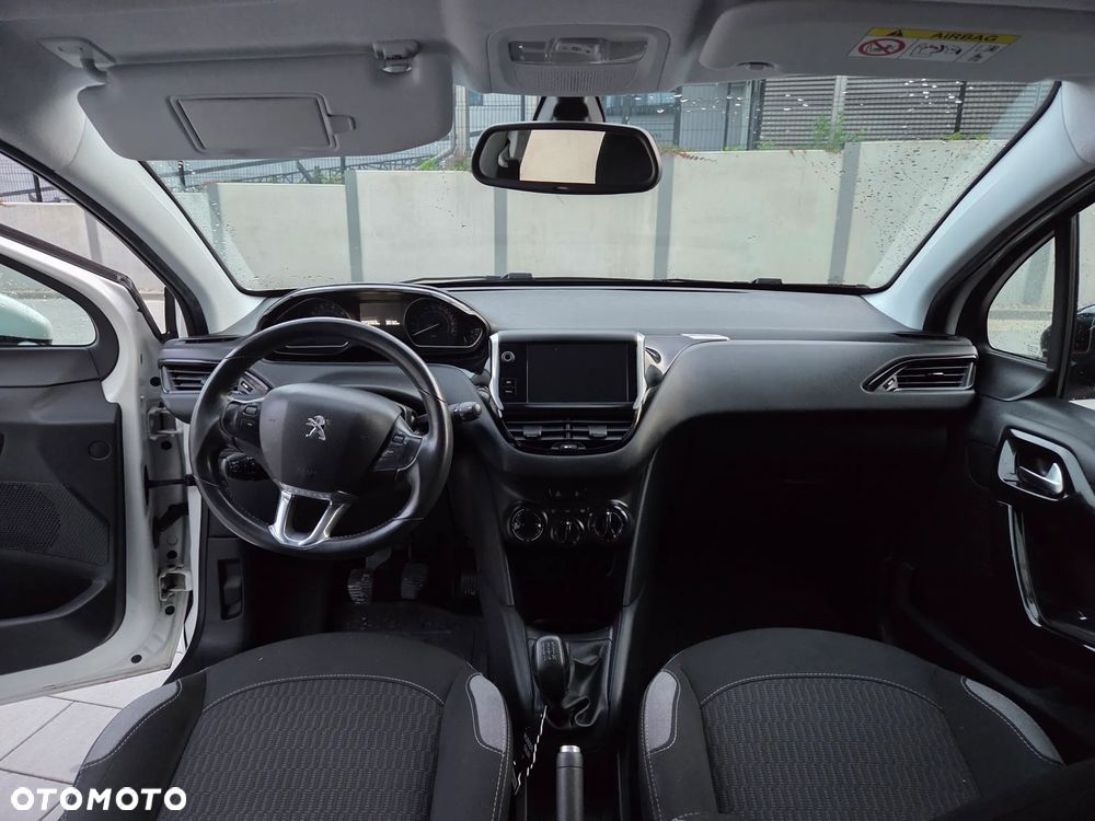 Peugeot 208 - 11