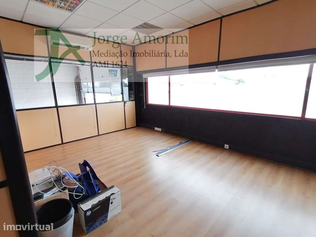 Armazém 490 m2. Excelentes escritórios. 2 entradas. - Grande imagem: 2/3