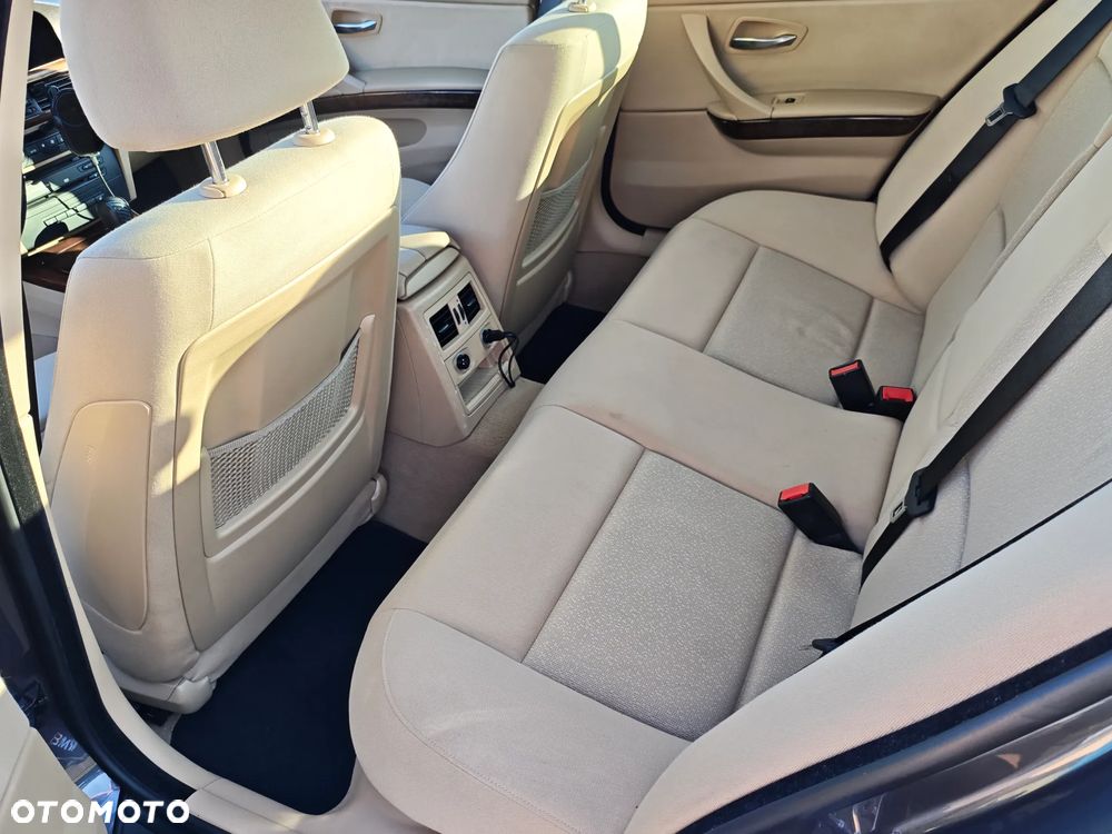 BMW Seria 3 330i - 32
