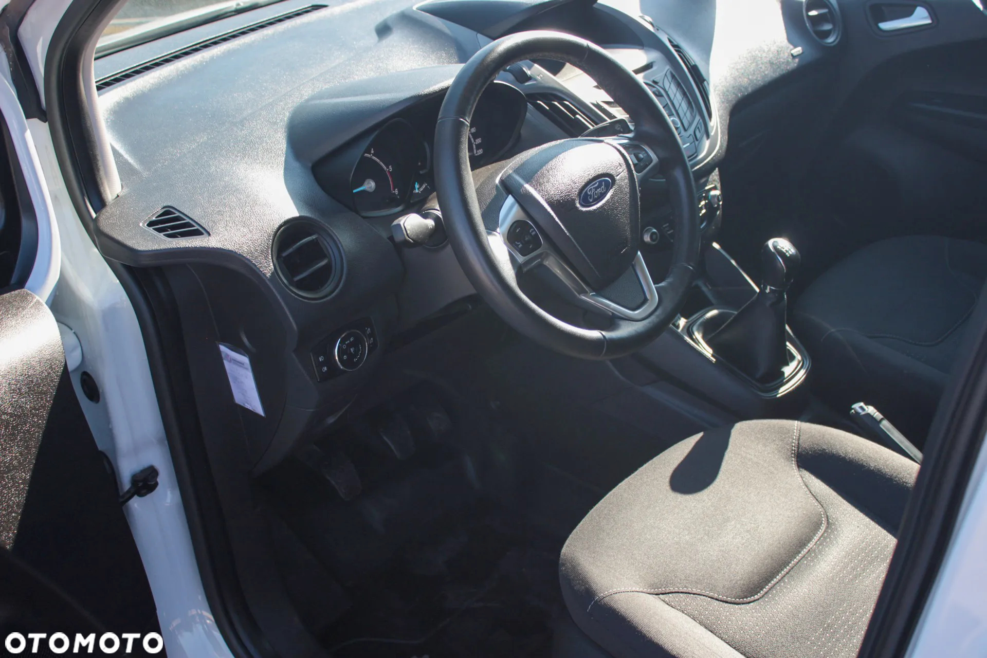 Ford Transit Courier - 13