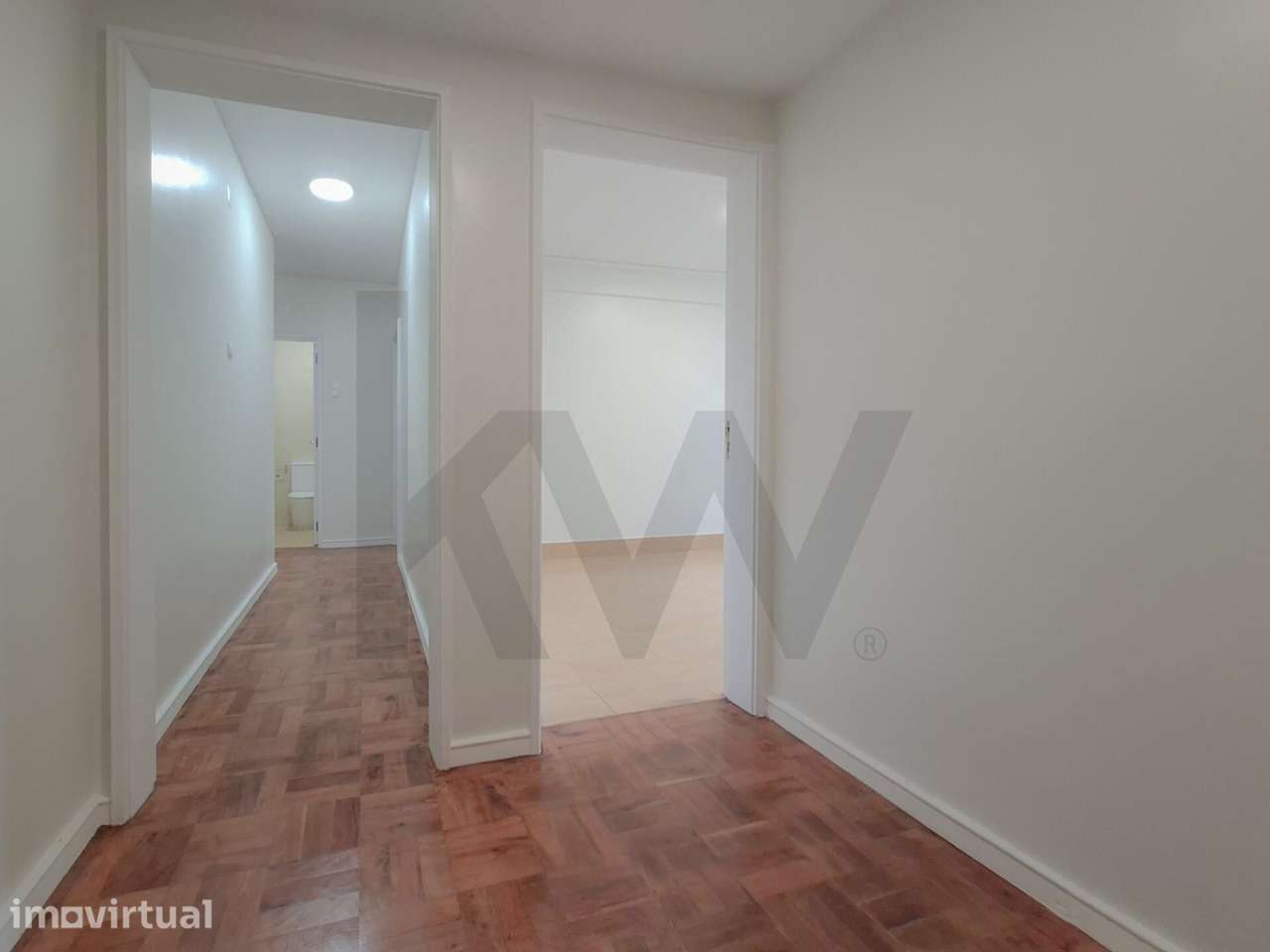Apartamento T2 Parcialmente Remodelado com Varanda e Elevador – Marquê - Grande imagem: 2/28