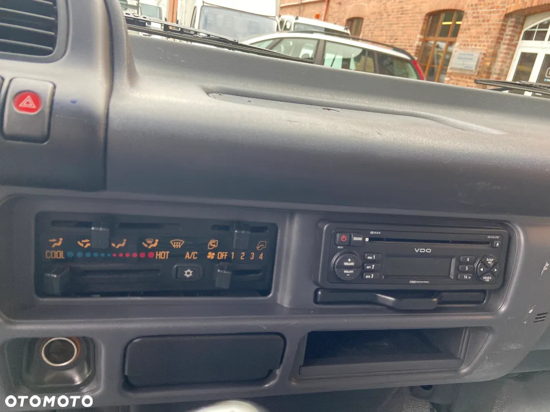 Isuzu NPR 85-5DX - 33