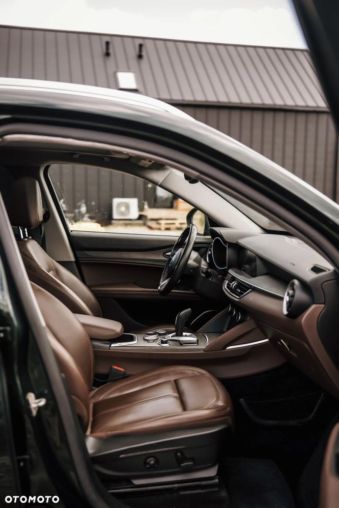 Alfa Romeo Stelvio 2.0 Turbo 16V AT8-Q4 Lusso Ti - 9