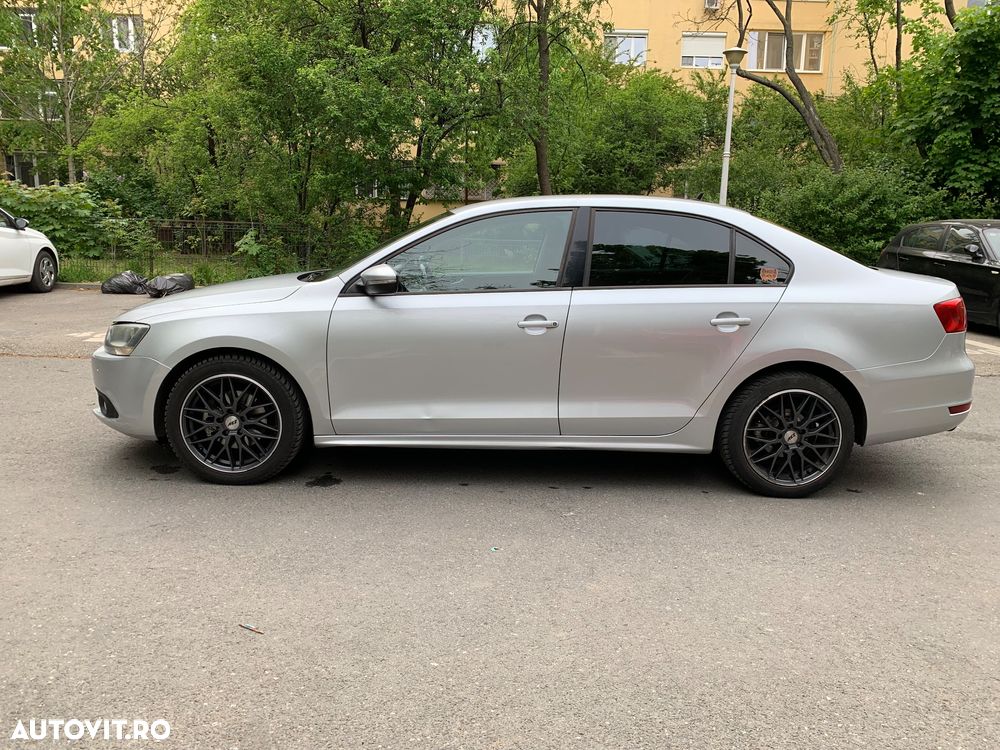 Volkswagen Jetta 1.6 TDI Blue Motion Technology Trendline - 6