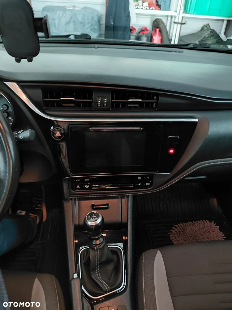 Toyota Auris 1.6 Premium - 11