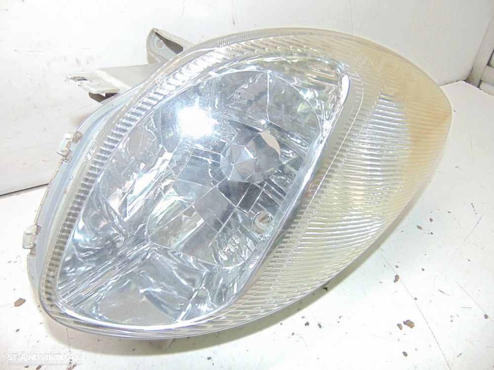 Daihatsu Sirion faróis - 4