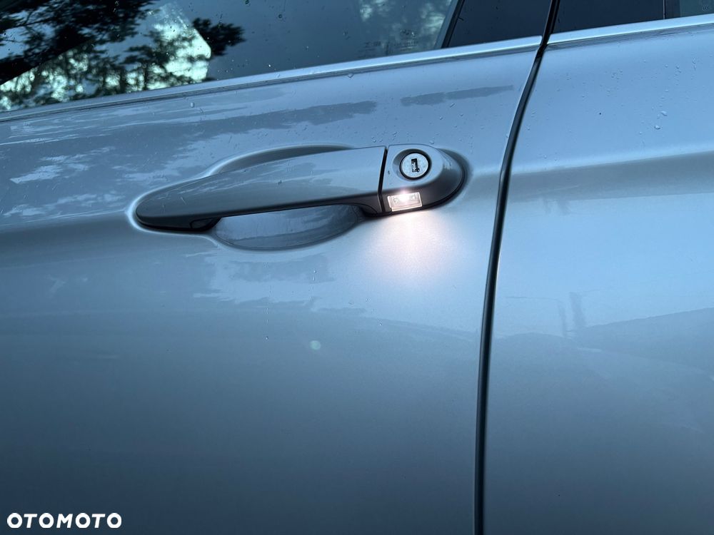 BMW Seria 3 330i xDrive Sport Line - 26