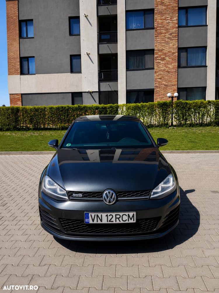 Volkswagen Golf - 1