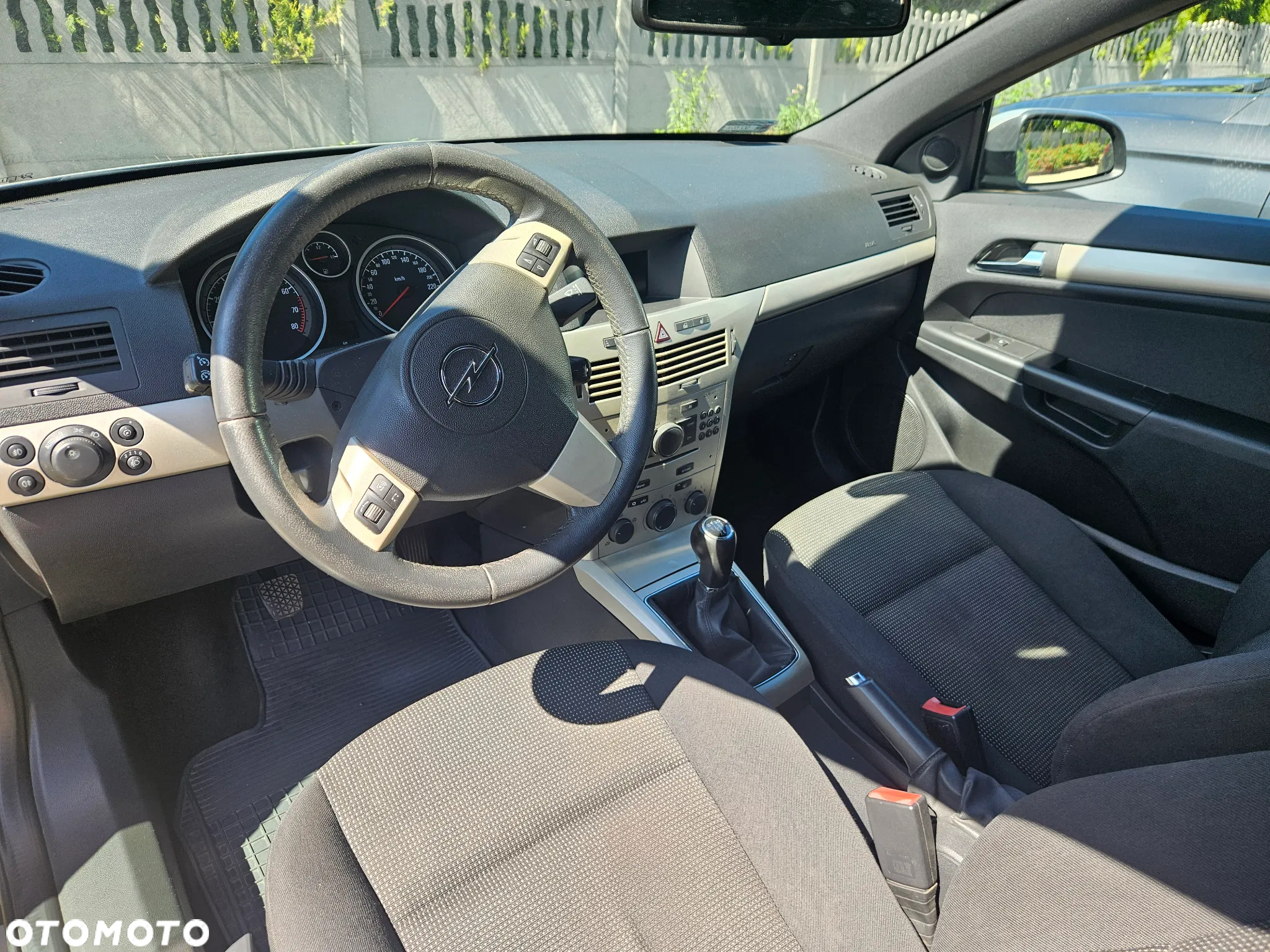Opel Astra GTC 1.6 - 9