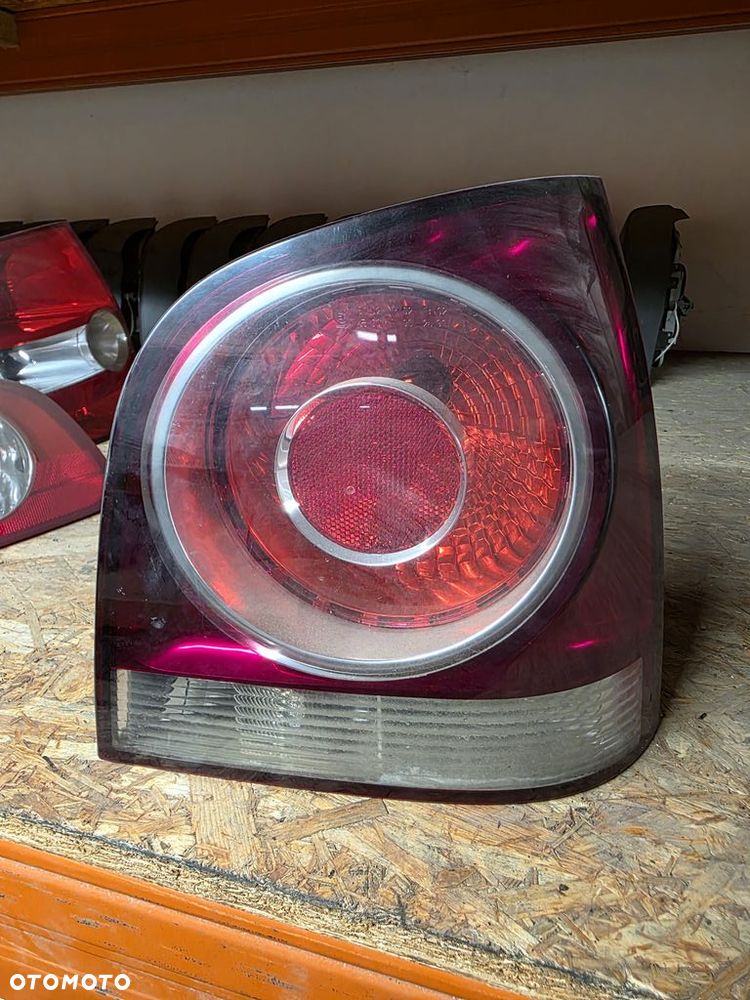 VW POLO 9N3 LAMPA PRAWA TYLNA TYŁ - 1