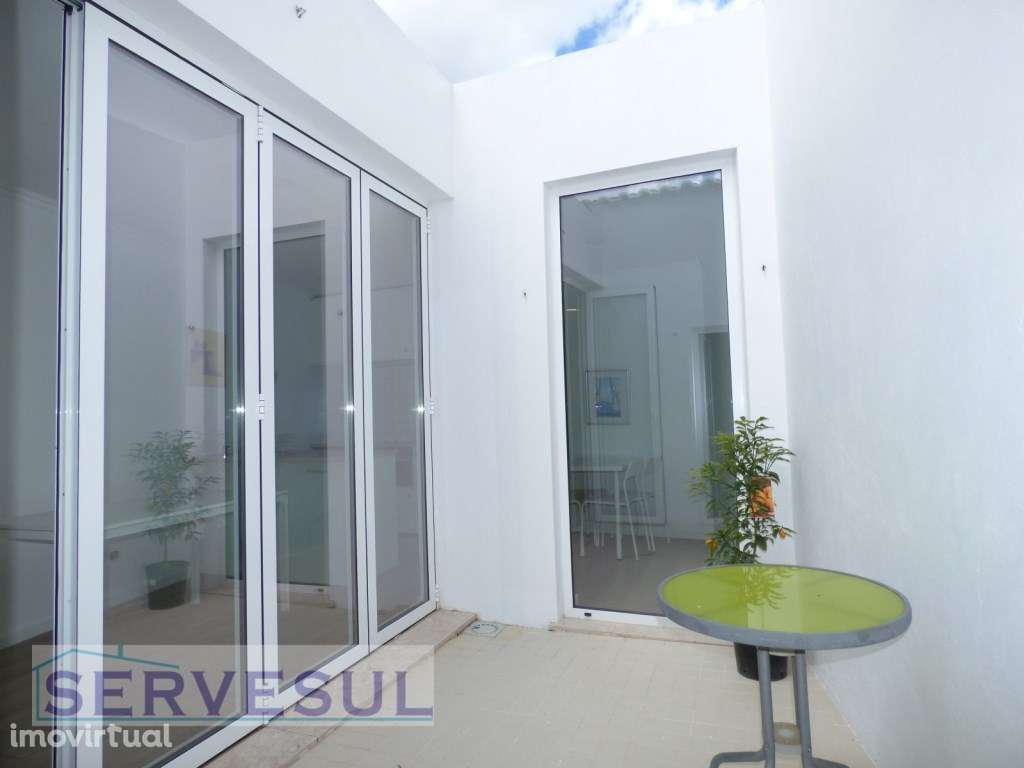 Casa térrea totalmente renovada com 1 quarto e pequeno quintal, loc... - Grande imagem: 2/25