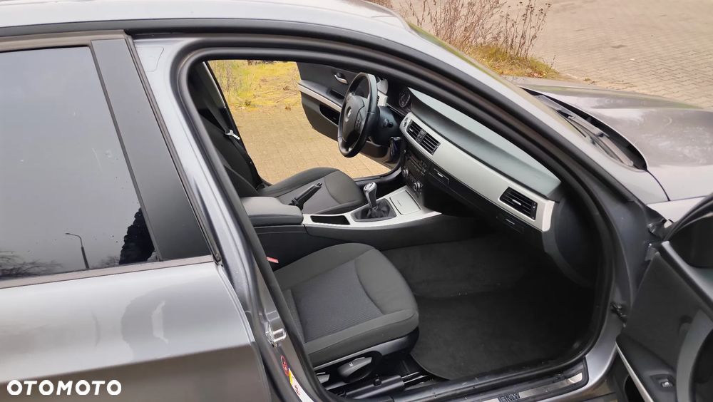 BMW Seria 3 318d DPF Edition Sport - 36