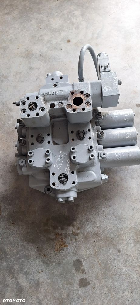 Rozdzielacz hydrauliczny Case 821B - 2