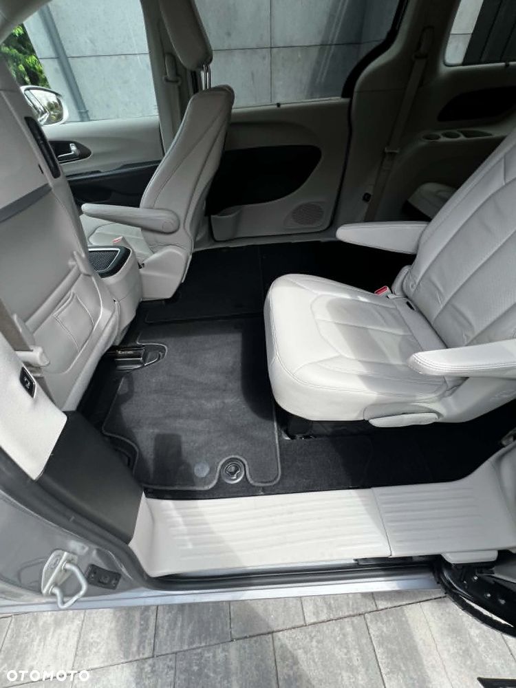 Chrysler Pacifica - 11