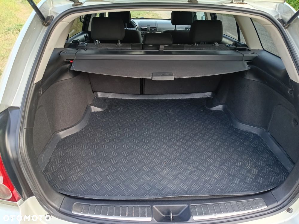 Toyota Avensis 2.0 D-4D - 16