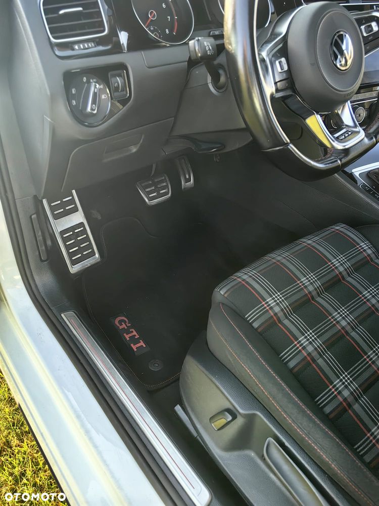 Volkswagen Golf GTI (BlueMotion Technology) DSG Performance - 12