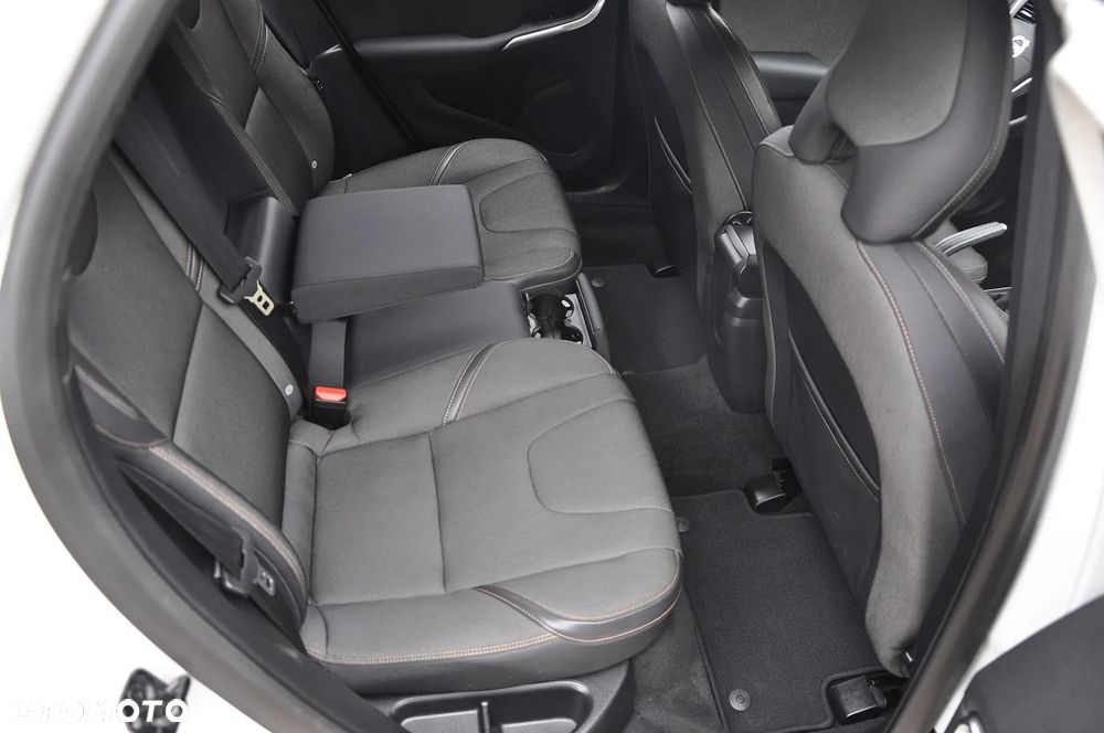 Volvo V40 Cross Country - 29