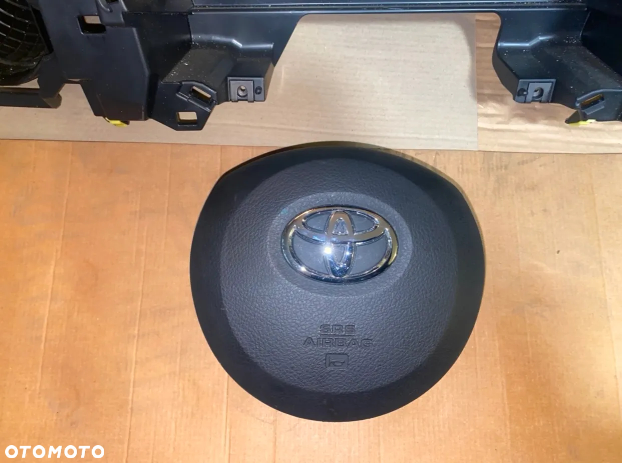 Komplet - Deska rozdzielcza Airbag kurtyny podsufitka Toyota Yaris III lift 2017-2020r. OE - 7
