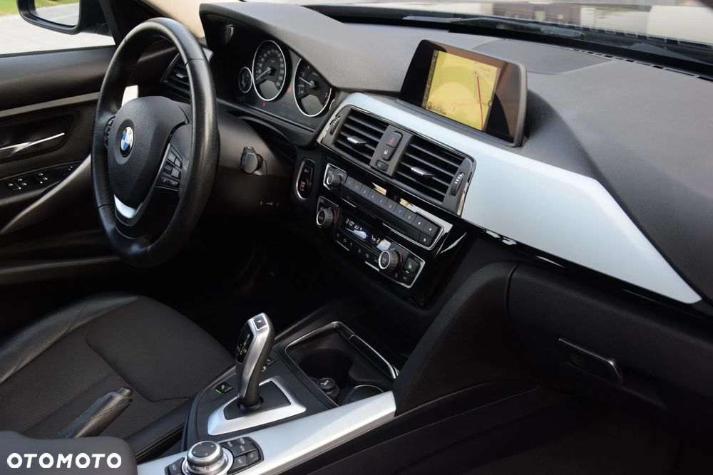 BMW Seria 3 320i Advantage - 24