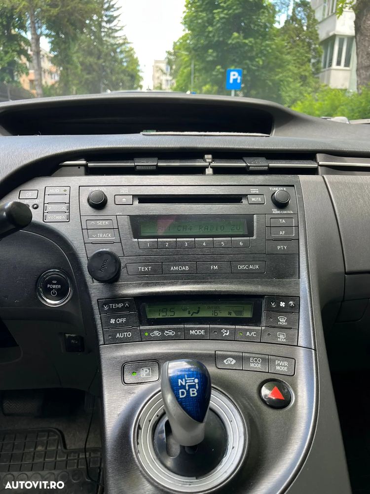Toyota Prius (Hybrid) Sol - 14