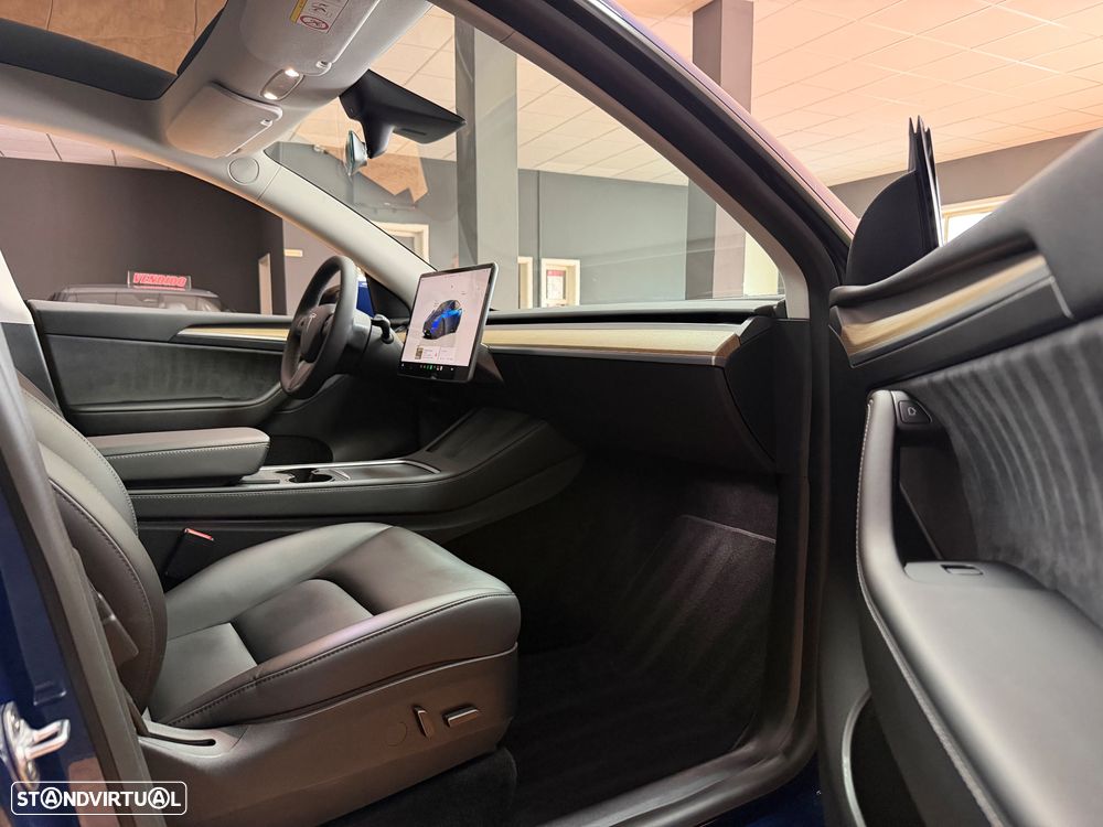 Tesla Model Y Long Range Dual Motor AWD — fotografia 8