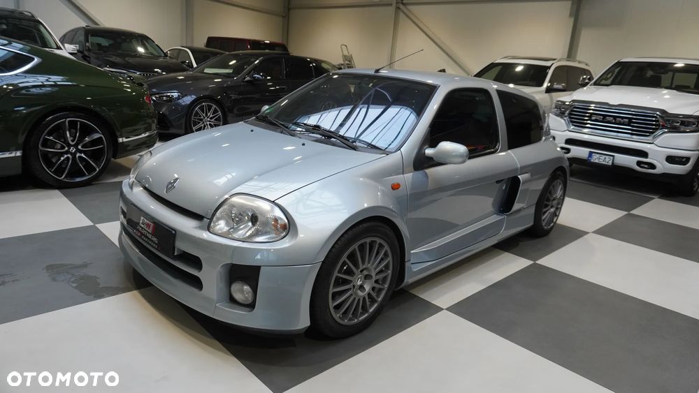 Renault Clio 3.0 V6 Sport - 9