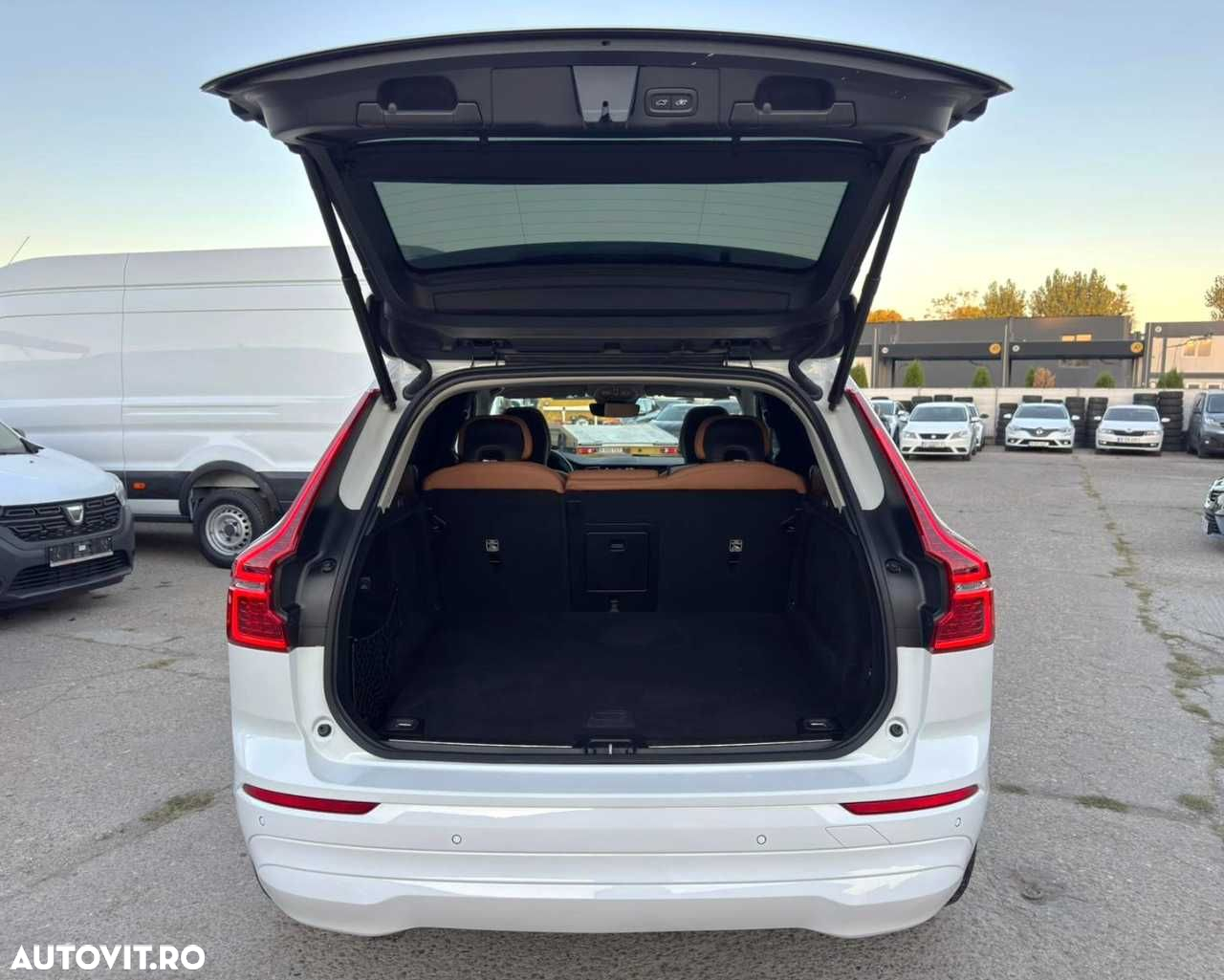 Volvo XC 60 B4 MHEV AT8 FWD Momentum Pro - 13