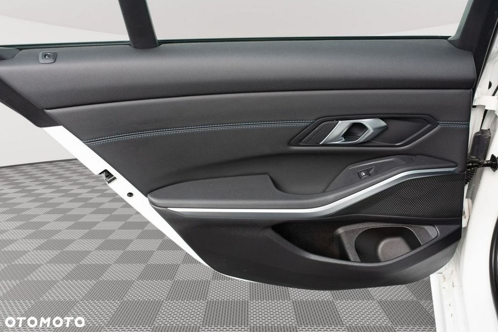 BMW Seria 3 318i M Sport - 22