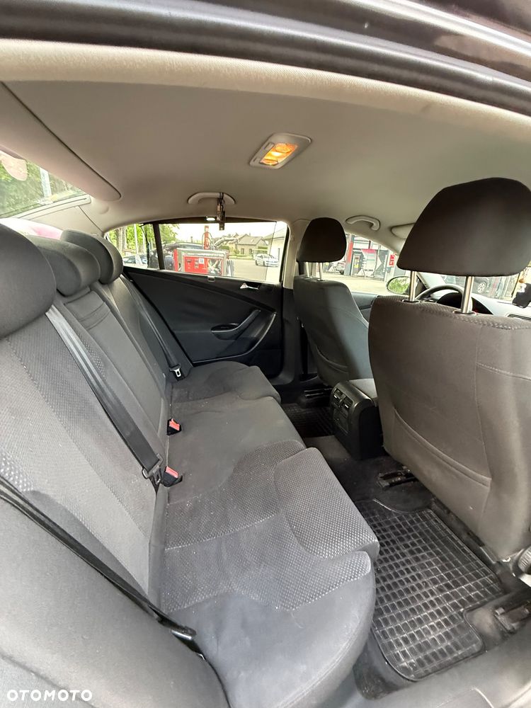Volkswagen Passat 2.0 TDI DPF Trendline - 18