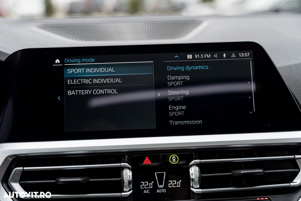 BMW Seria 3 330e Aut. M Sport - 35