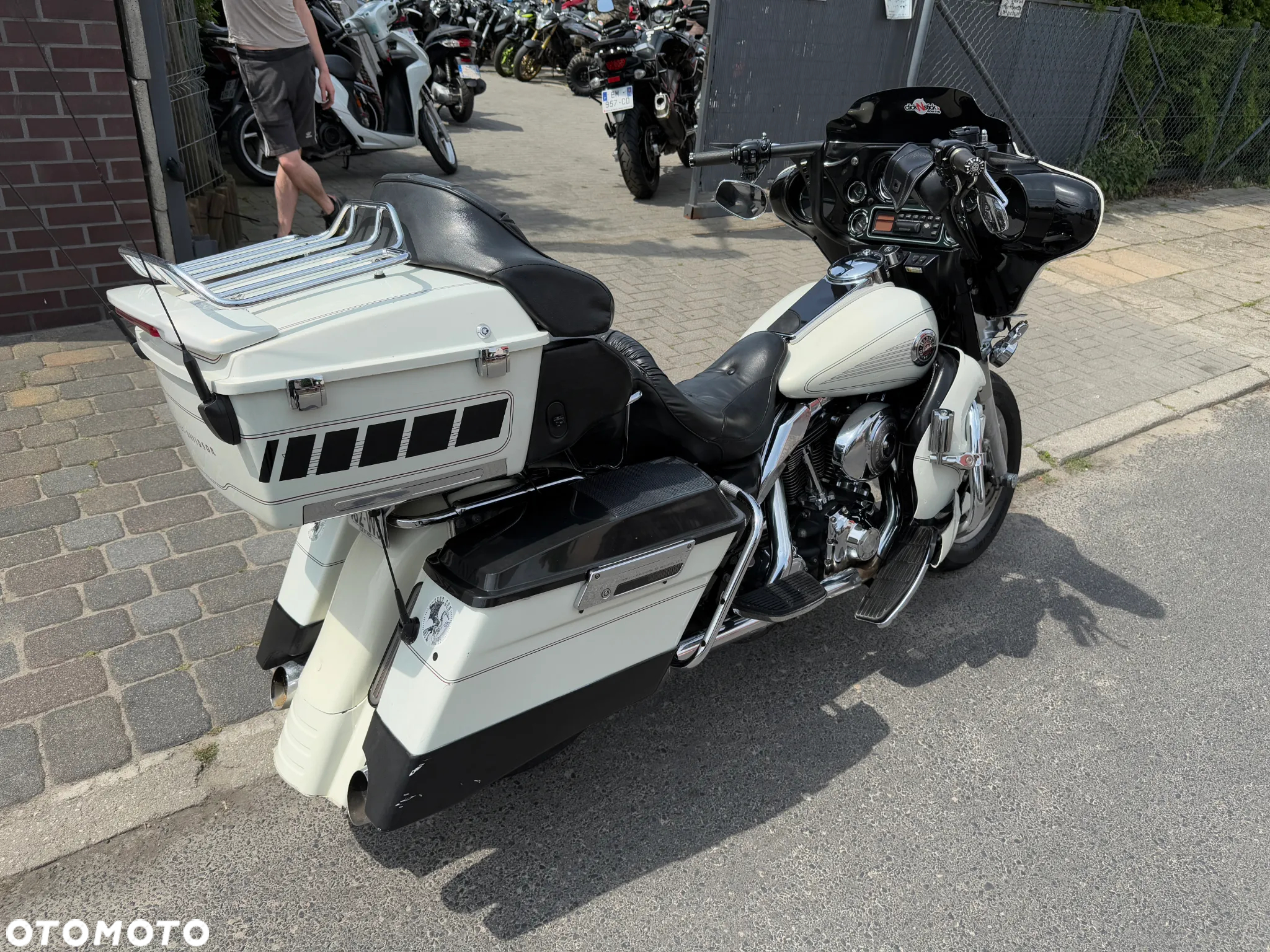 Harley-Davidson FLH Electra Glide - 4