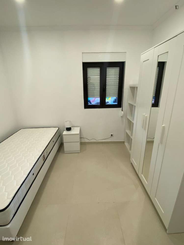 Quarto - localizado em Senhora da Hora Porto - Grande imagem: 2/5