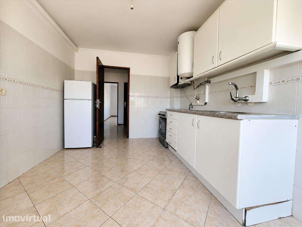 ApartamentoT2 no Carregado | Excelente localização - Grande imagem: 2/12