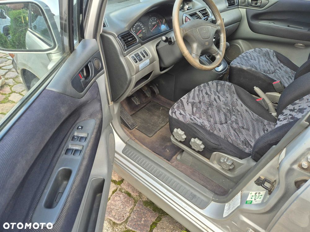 Mitsubishi Space Wagon - 3