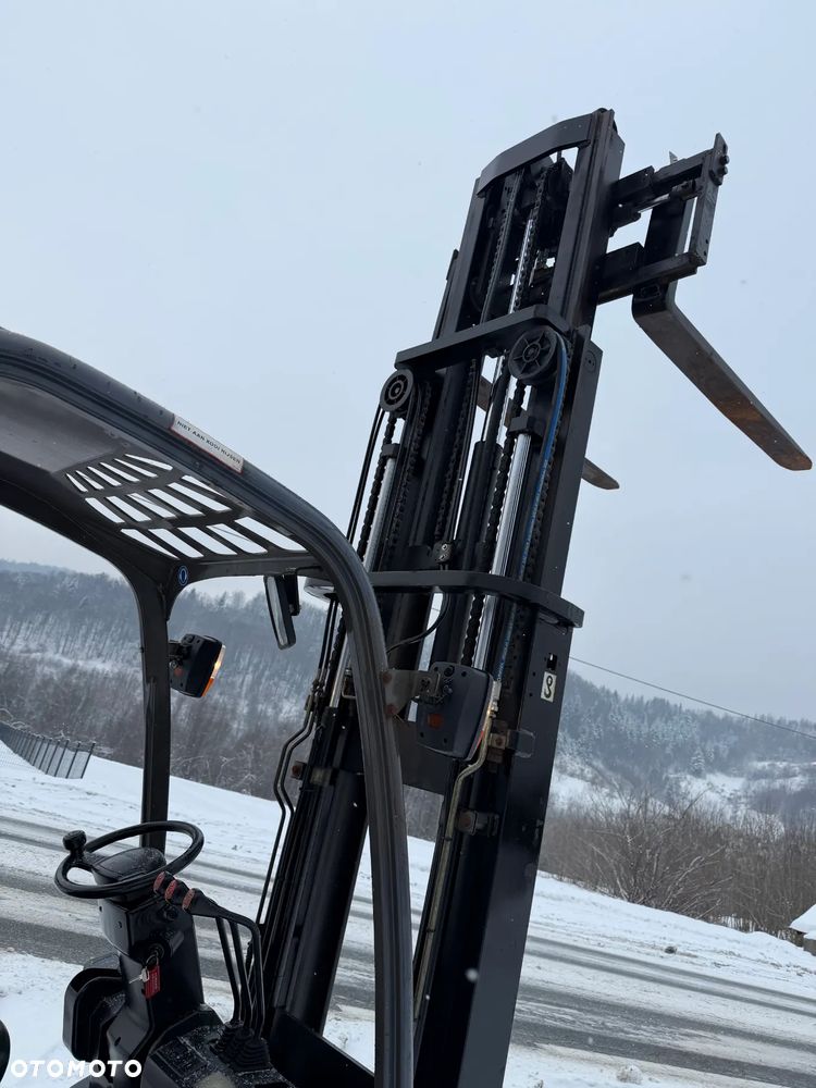 Manitou MI25D Wózek Widłowy 2,5 tony. Posuw Hydrauliczny. Maszt triplex. Wolny skok! Wysokość Podnoszenia 5 metrów. Jak nowy z Salonu. Pochodzi z Norweskiego Gospodarstwa! Aktualne przeglądy DEKRA i serwisy! Opony jak Nowe. Silnik Yanmar. Małe gabarety bardzo zwrotna maszyna! Zero luzów wycieków i zniszczeń. OKAZJA. Pełny ORYGINAŁ! Rok Prod. 2014. Niski przebieg 3300mtg - 31