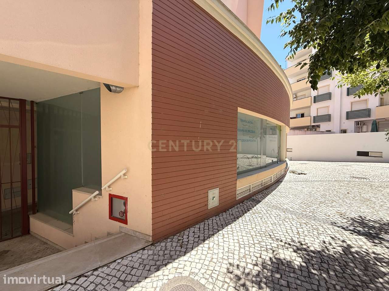 Espaço comercial com montras panorâmicas - Penha, Faro - Grande imagem: 3/18