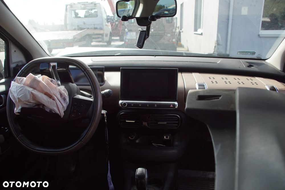 Auto na części - Citroen C4 Cactus 1.2 PureTech 110 KM HNZ 20ET25 EFC 2015R Silnik Skrzynia Drzwi Błotnik Zderzak Klapa Lampa Lusterko Klamka Szyba Deska Kokpit Sterownik Moduł Czujnik Licznik Wyświetlacz Panel Kierownica - 18