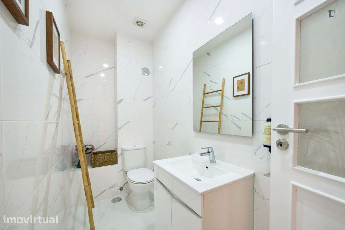 Quarto - localizado em Anjos Lisbon - Grande imagem: 3/21