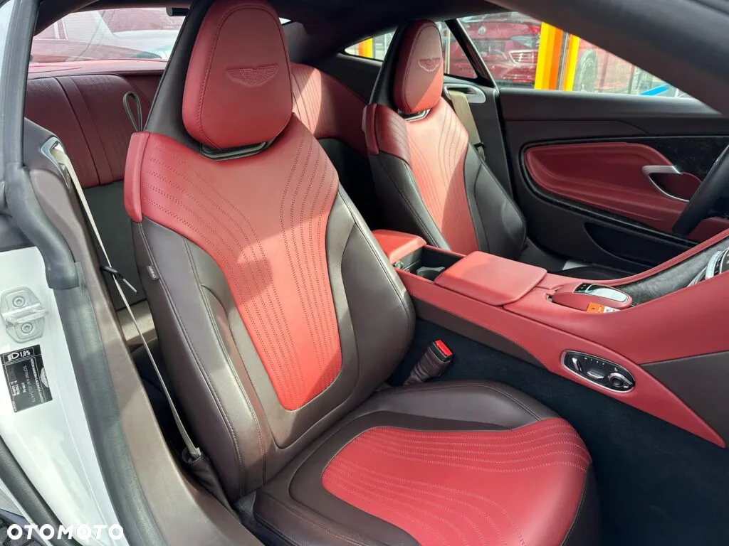 Aston Martin DB11 V8 Coupe - 27