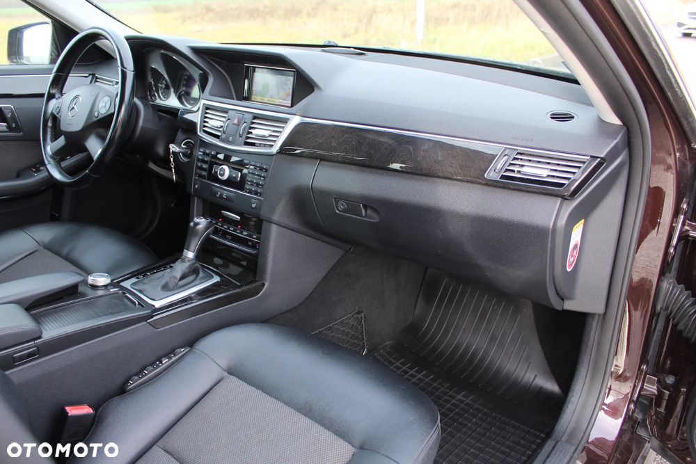 Mercedes-Benz Klasa E 250 CGI BlueEFFICIENCY 7G-TRONIC Avantgarde - 23