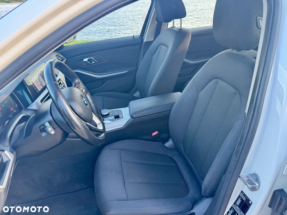 BMW Seria 3 320d xDrive mHEV - 13
