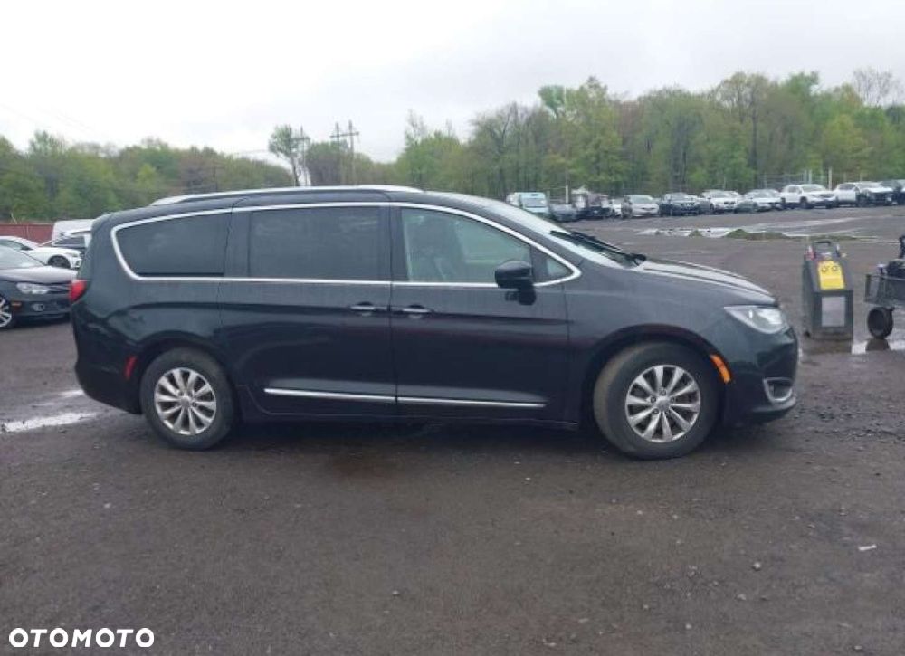 Chrysler Pacifica - 10
