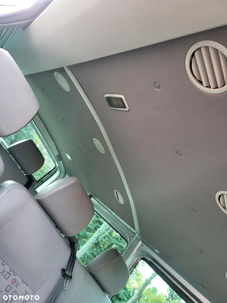 Volkswagen Caravelle - 16