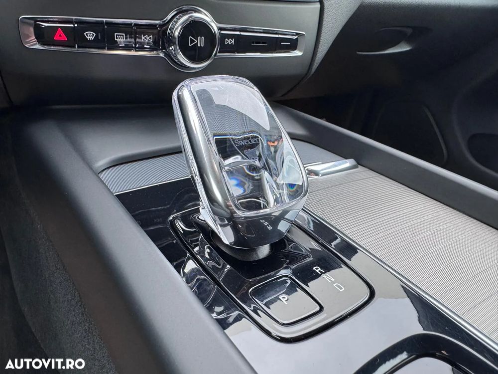 Volvo XC 60 B5 MHEV AT8 AWD Momentum Pro - 28