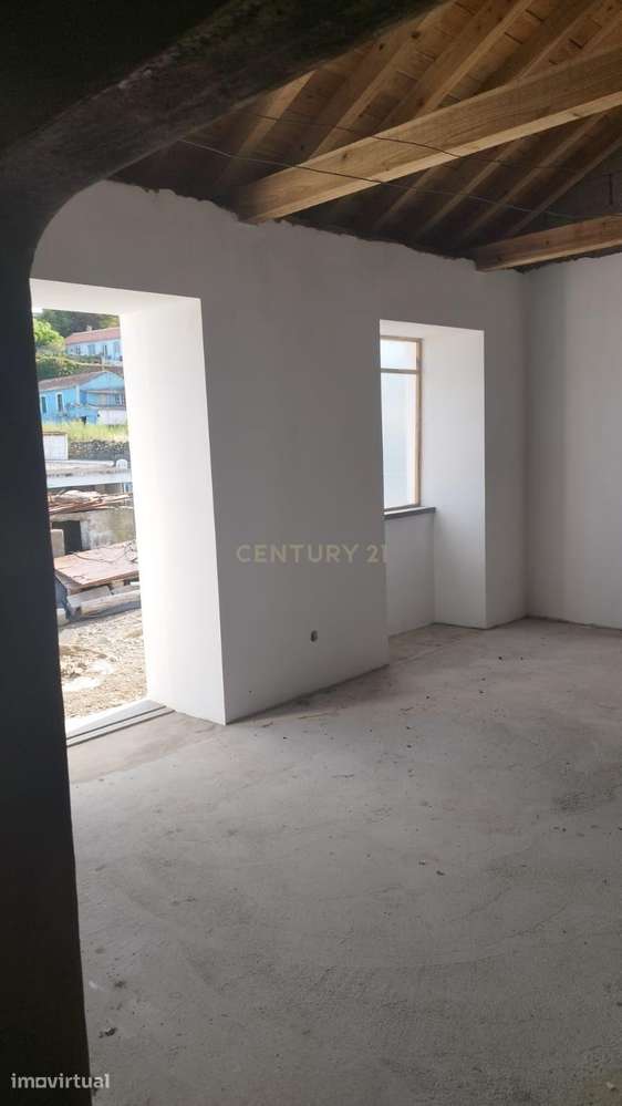 Moradia em fase de renovação na Vila de São Sebastião - Grande imagem: 3/7