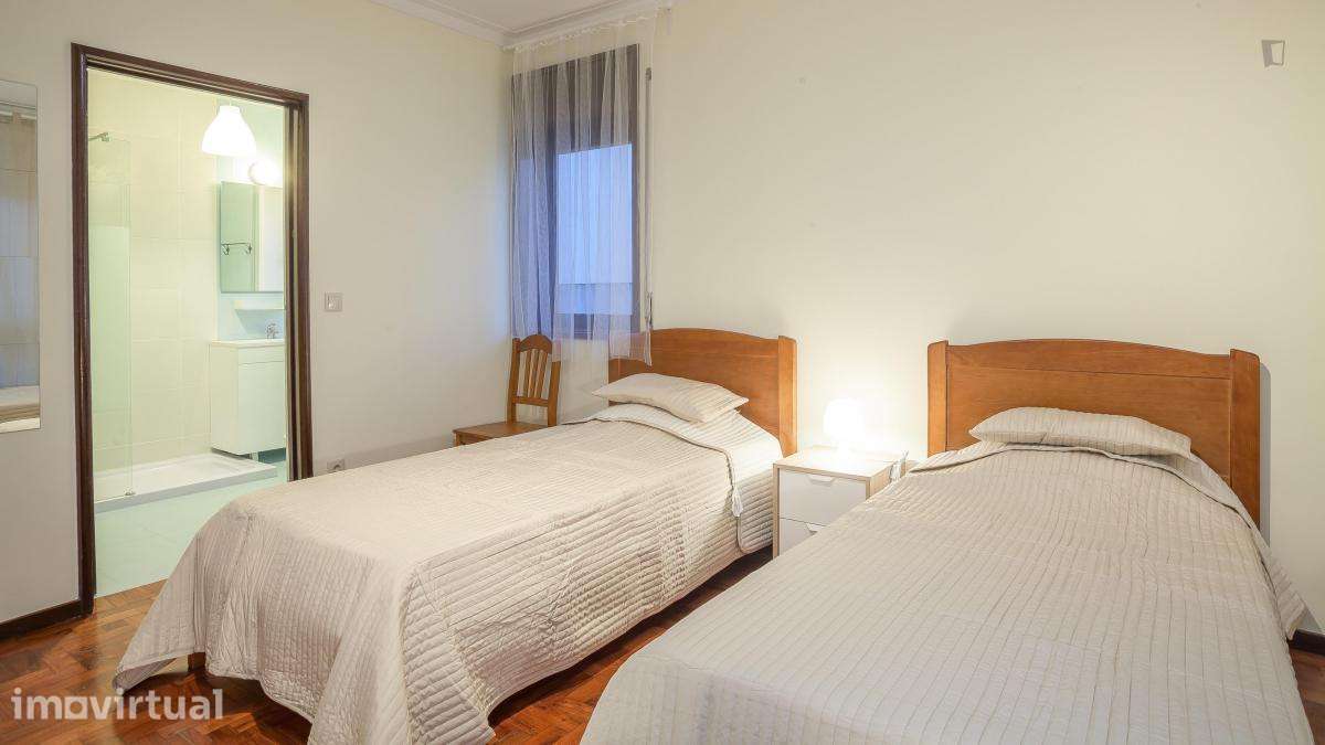 Quarto - localizado em Paranhos Porto - Grande imagem: 2/27