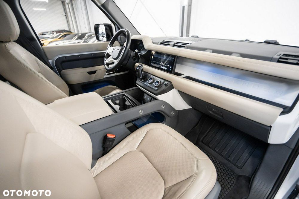 Land Rover Defender - 21