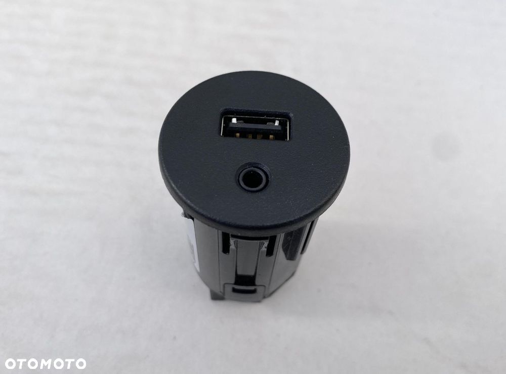 IVECO DAILY DUCATO BOXER JUMPER 14- GNIAZDO AUX USB W DESKE KONSOLE - 1