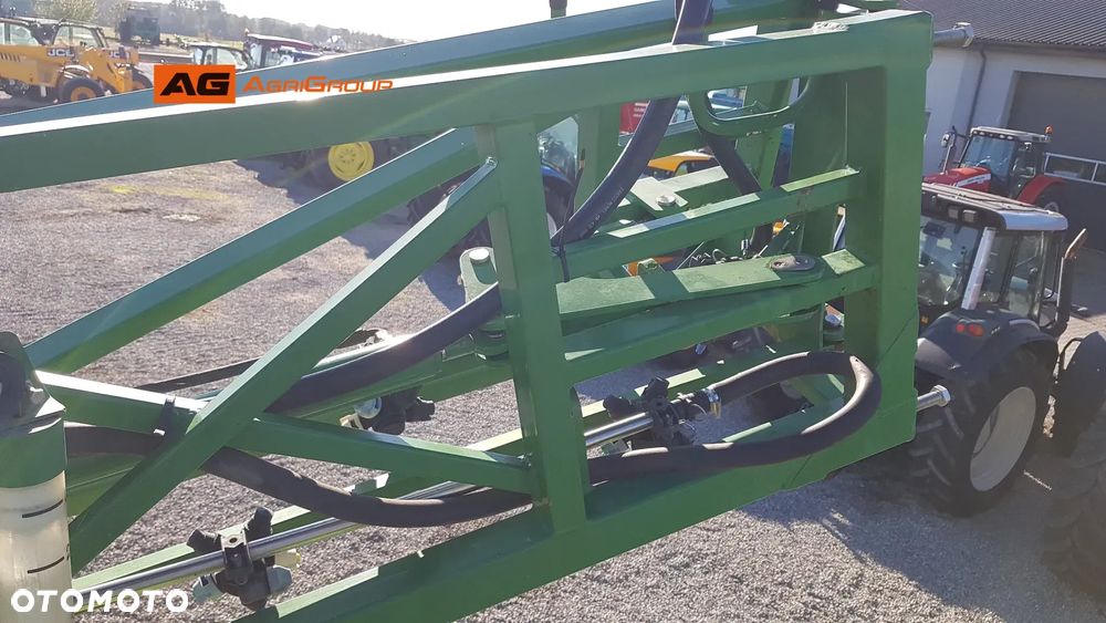 John Deere 824 - 25